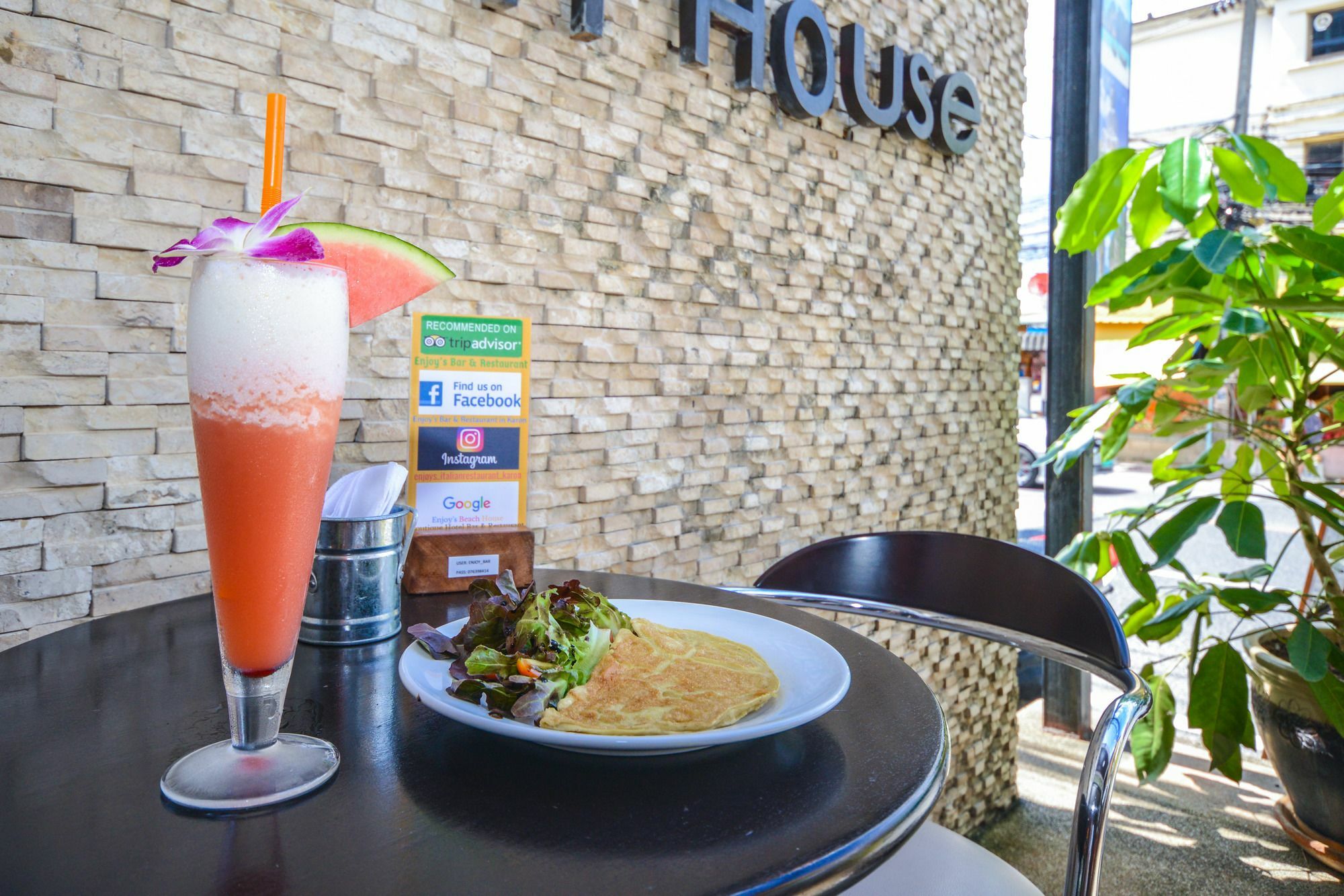 Enjoy'S Beach House & Cafe' Hotel Ban Karon Exterior photo