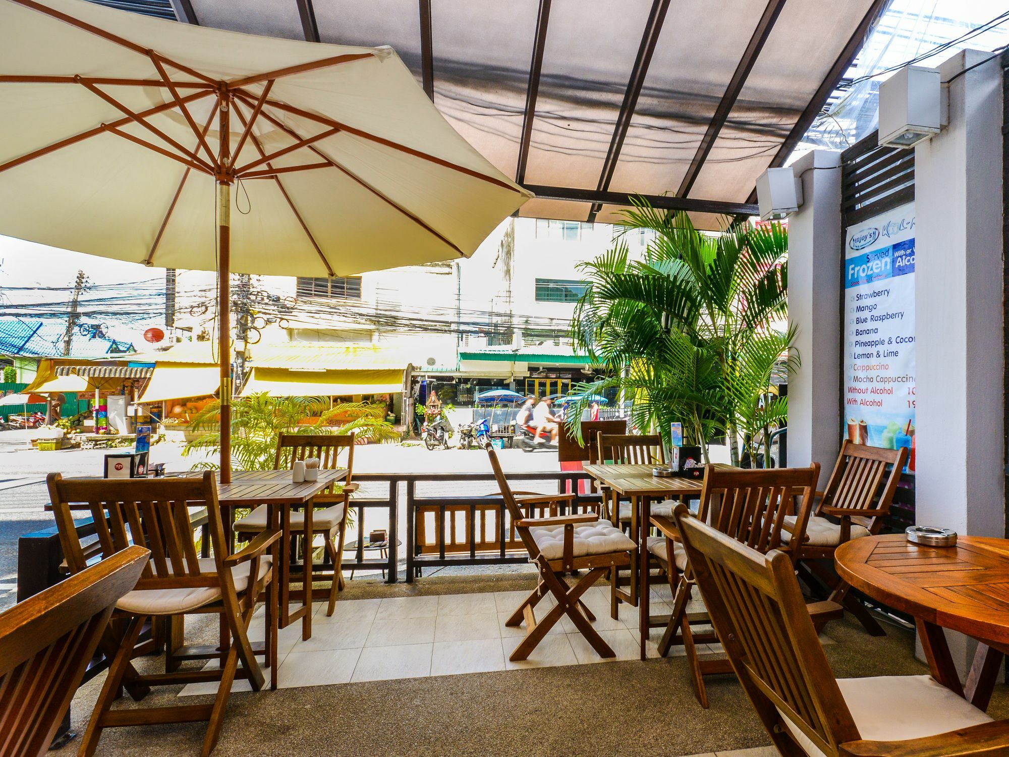 Enjoy'S Beach House & Cafe' Hotel Ban Karon Exterior photo